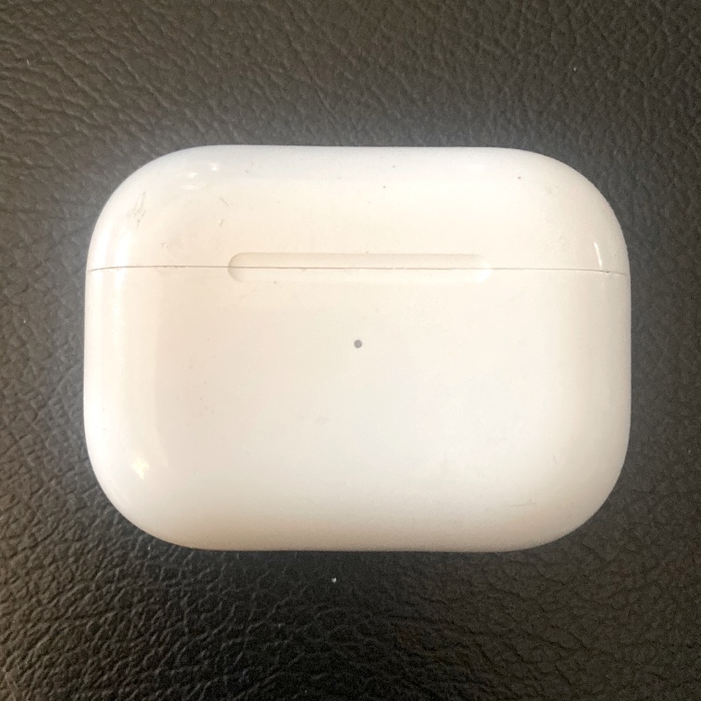Apple airpod pro charging case